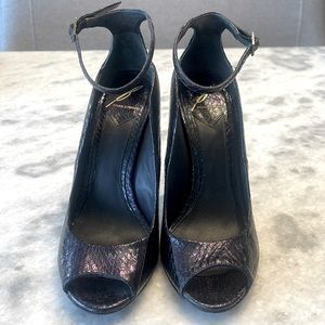 Brian Atwood Blk iridescent leather snakeskin ankle strap peep toe heels. Sz 7.5
